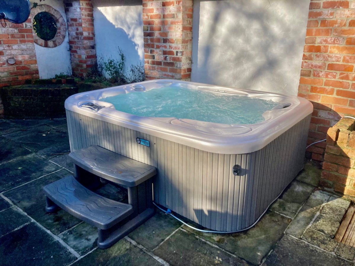 Galtons - 4 person hot tub